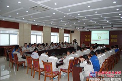 恒特重工召開“12116團(tuán)隊(duì)建設(shè)管理法”4月份講評(píng)會(huì)